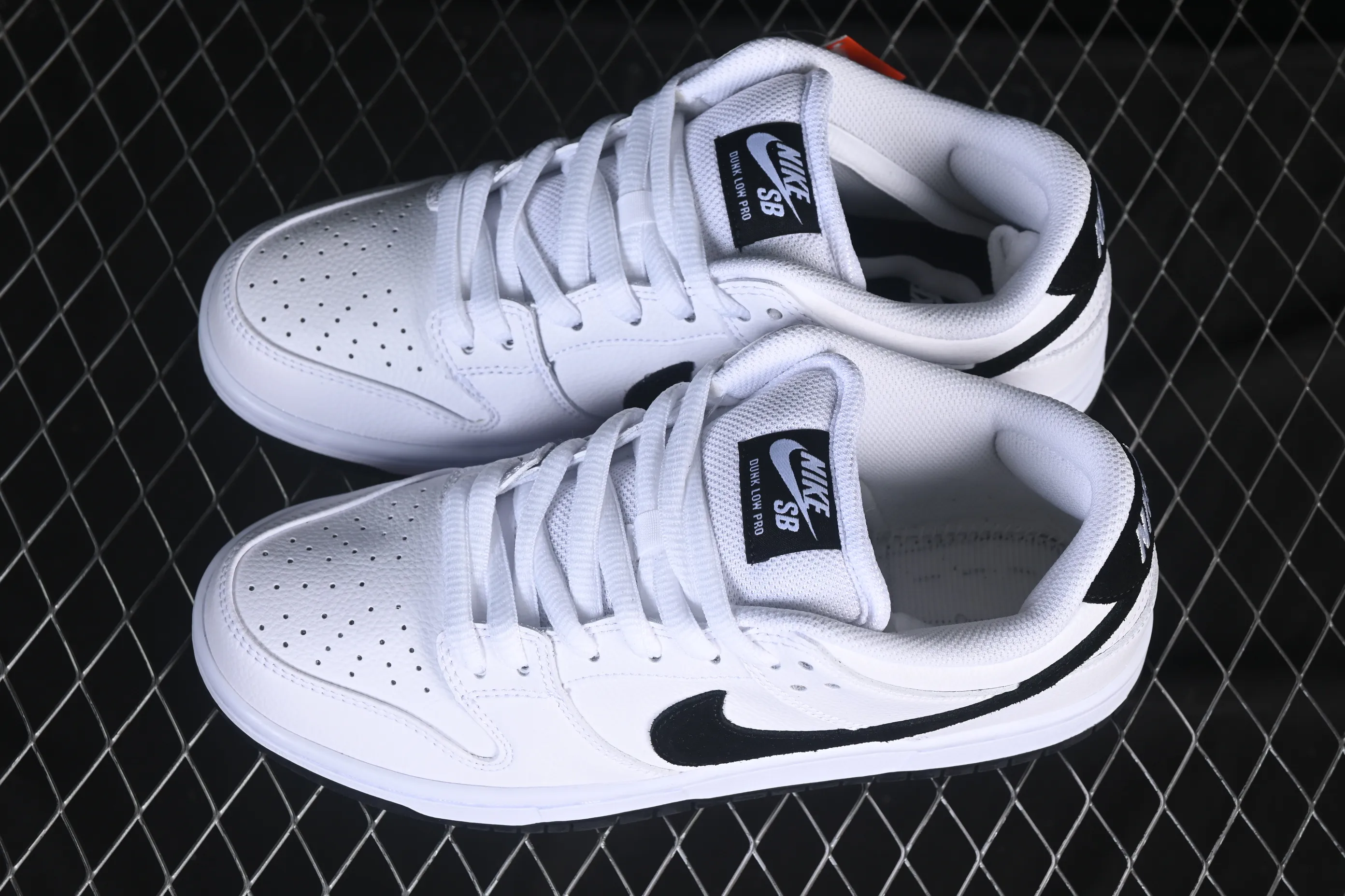 All Categories Nk SB Dunk Series Nk SB Dunk Low Low-top sneakers Nike SB Dunk Low Classic white and black Low-top casual sneakers HF3704-100